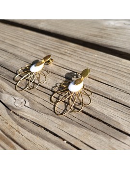 Boucles d'oreilles fleur blanche